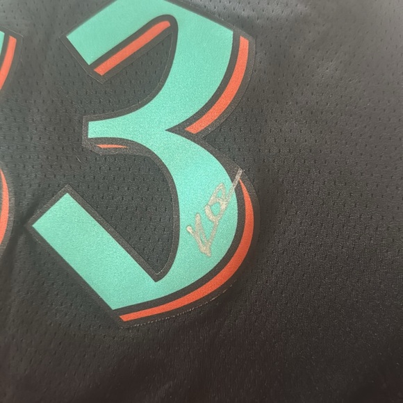 Signed! Authentic Kyle Kuzma Washington Jersey. XL new with tags - Picture 4 of 6